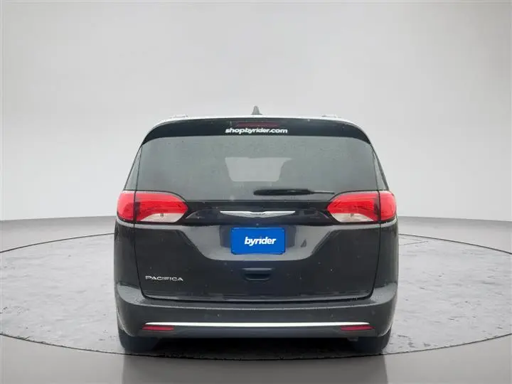 2017 Chrysler Pacifica Touring L photo 4