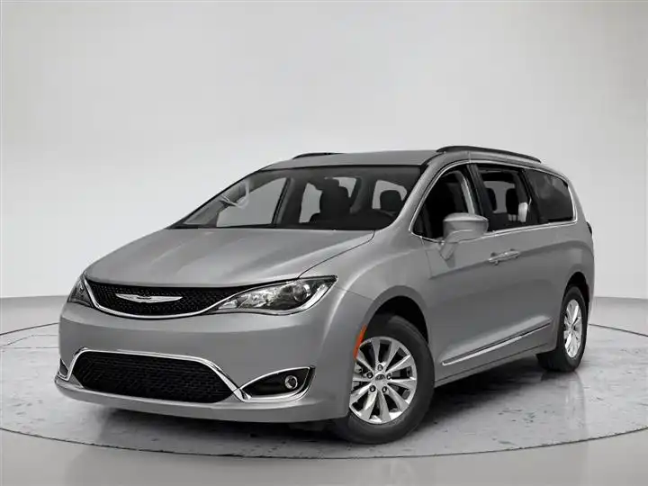 2018 Chrysler Pacifica Touring Plus's photo