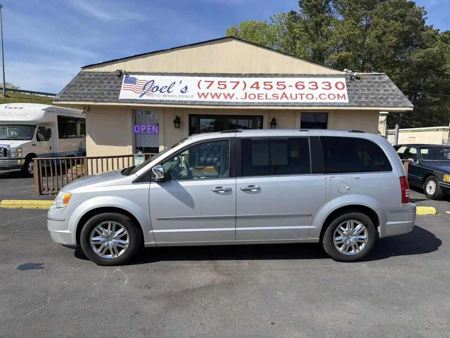 2009 Chrysler Town & Country Limited's photo
