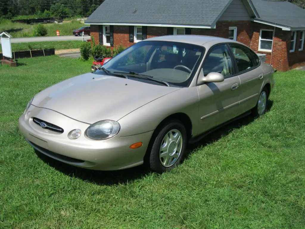 1999 Ford Taurus SE's photo