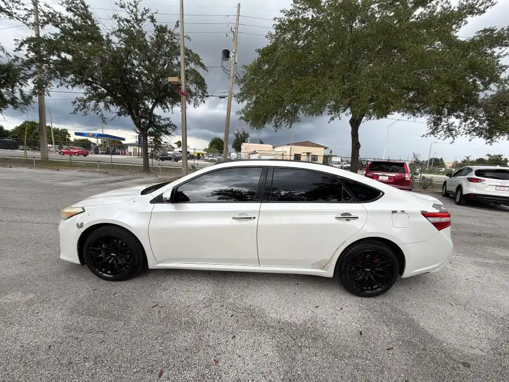 2013 Toyota Avalon Limited's photo