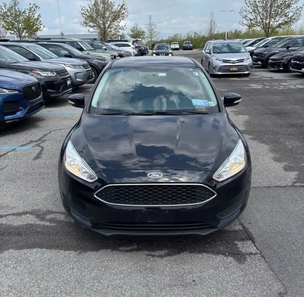 2016 Ford Focus SE Sedan's photo