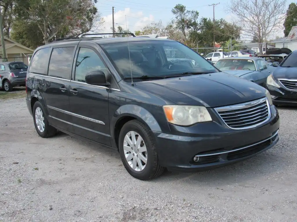 2013 Chrysler Town & Country Touring's photo