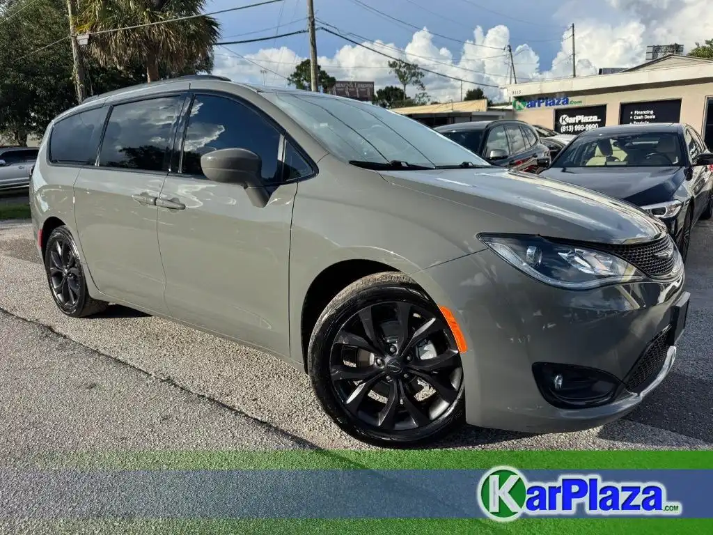 2020 Chrysler Pacifica Touring L's photo