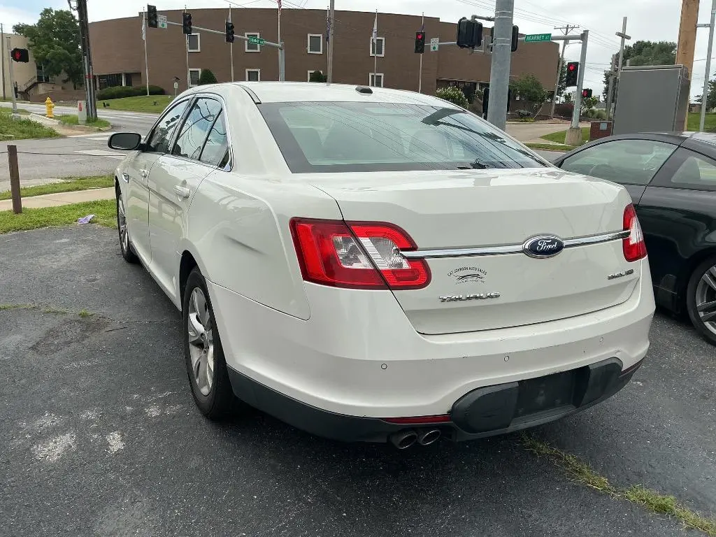 2010 Ford Taurus SEL AWD photo 4