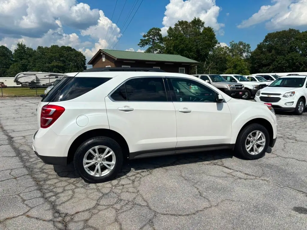 2017 Chevrolet Equinox LT photo 4