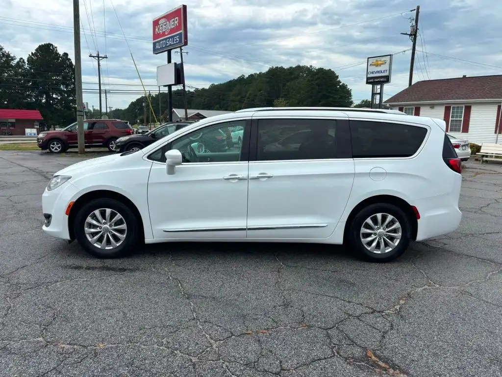 2019 Chrysler Pacifica Touring L's photo