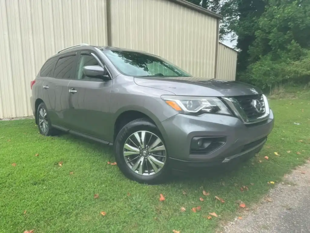 2017 Nissan Pathfinder SV 2WD's photo