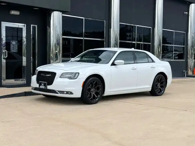 2020 Chrysler 300 S's photo