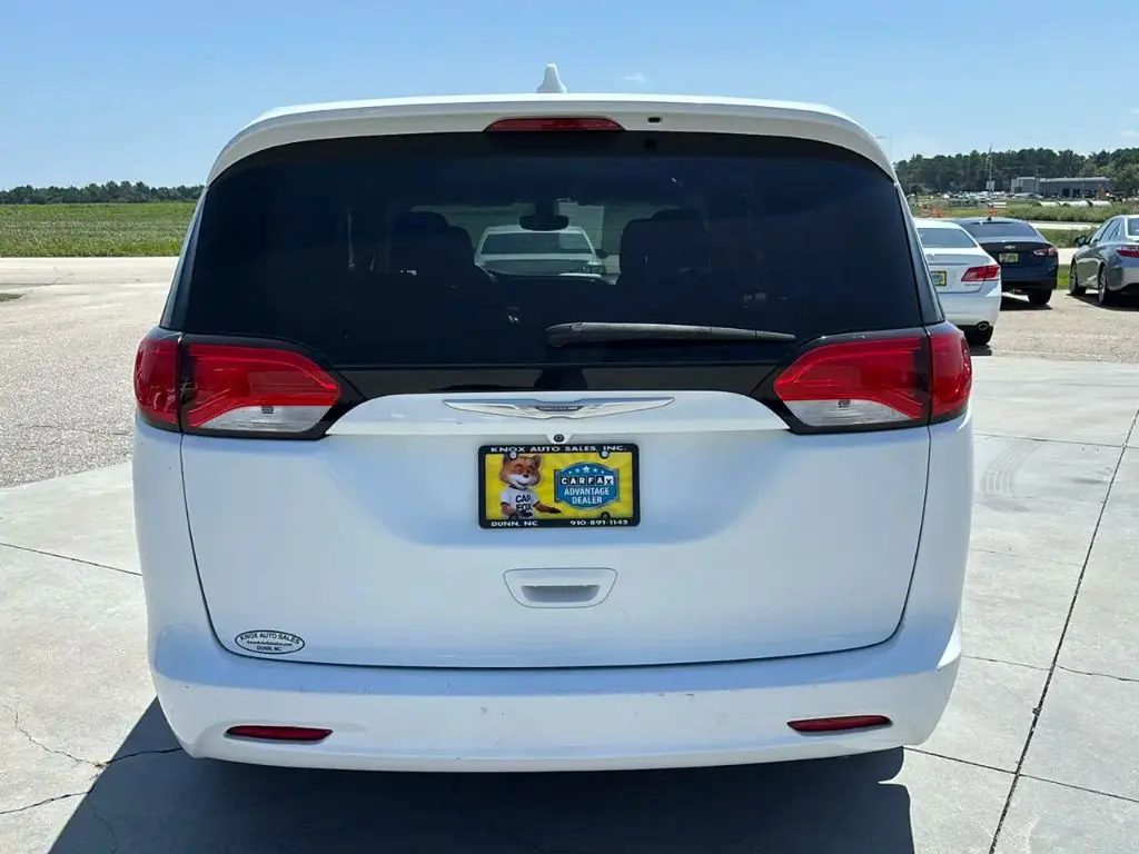 2017 Chrysler Pacifica LX photo 5