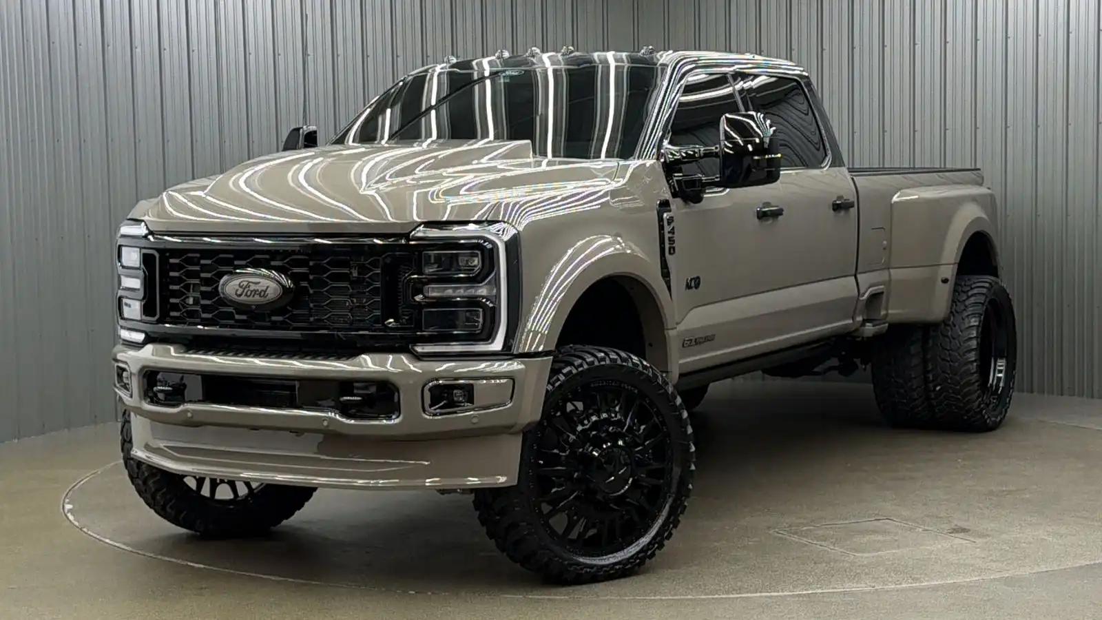 2026 Ford F-450 Platinum 4x4 Crew Cab 8' Box DRW's photo