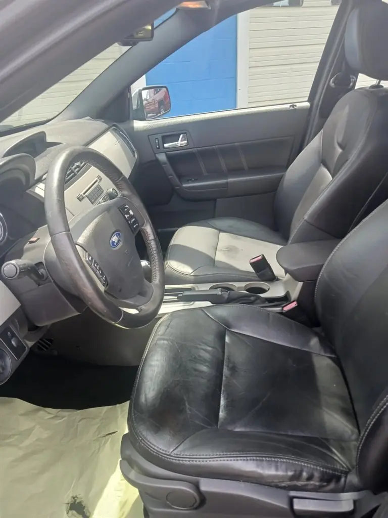 2009 Ford Focus SEL photo 5