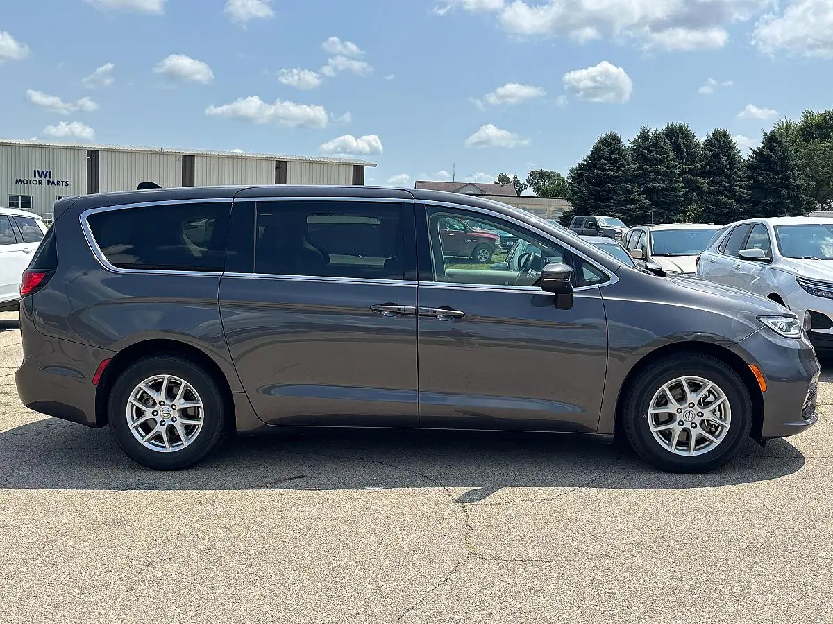 2023 Chrysler Pacifica Touring L photo 3