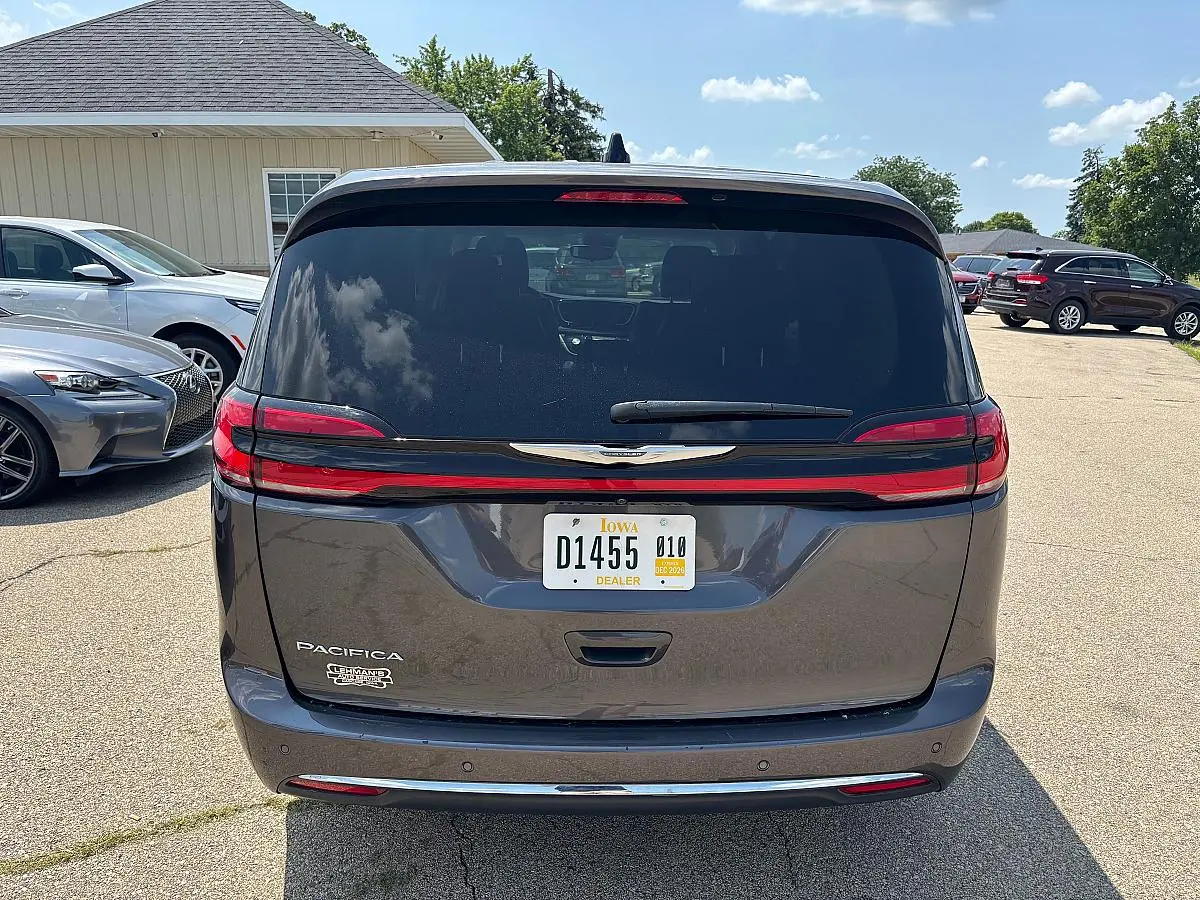 2023 Chrysler Pacifica Touring L photo 4