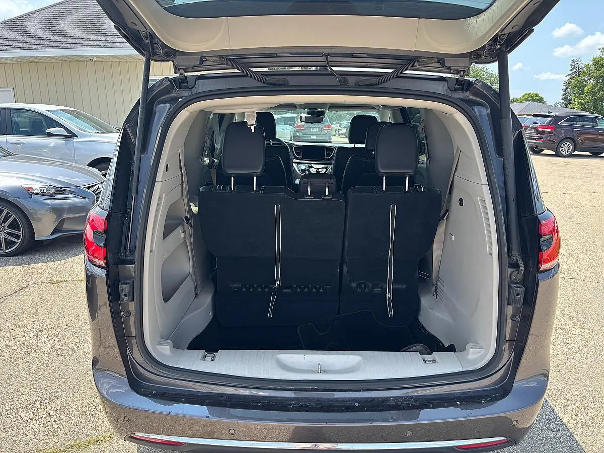 2023 Chrysler Pacifica Touring L photo 5