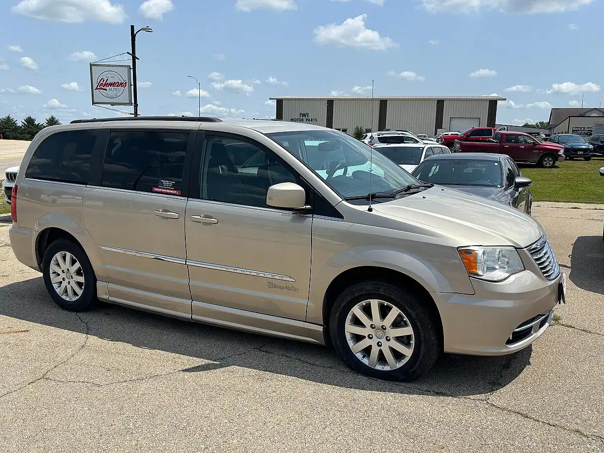 2014 Chrysler Town & Country Touring's photo