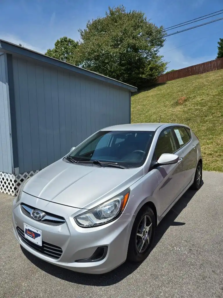 2013 Hyundai Accent GS 5-Door 6-Speed Automatic's photo