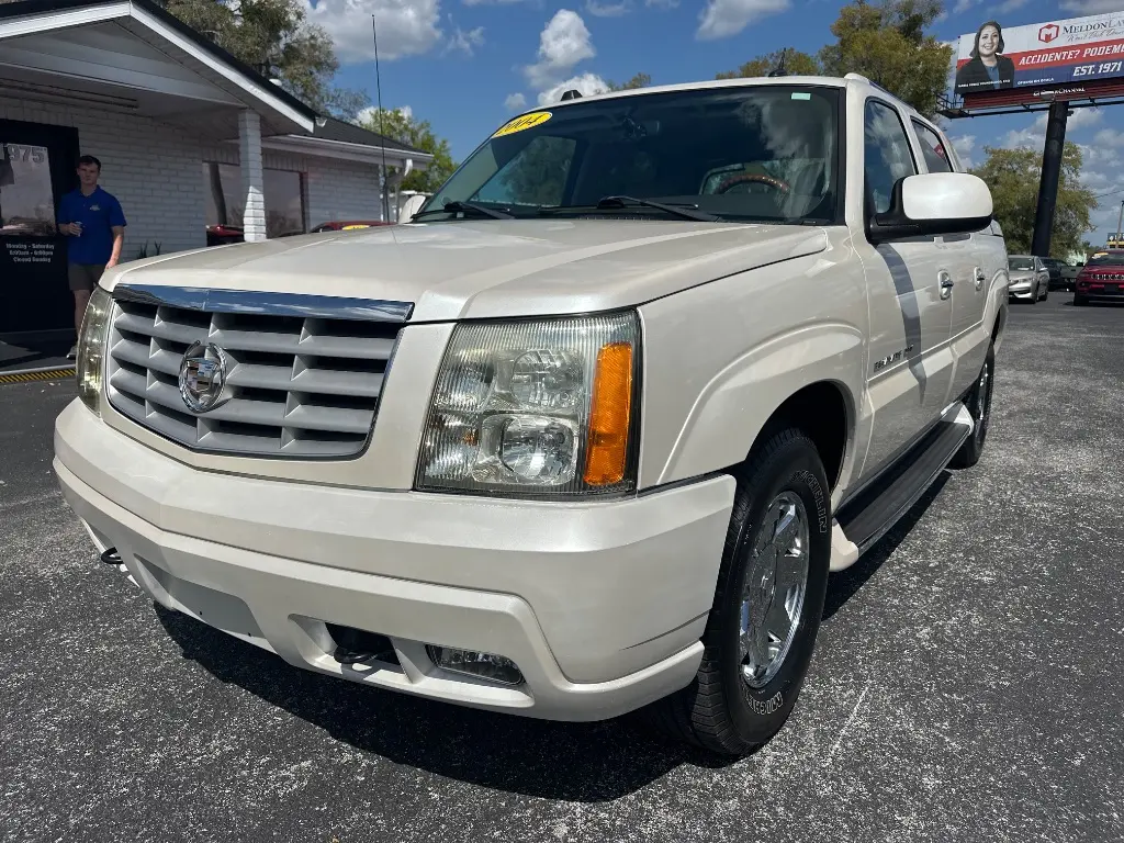 2004 Cadillac Escalade EXT Base photo 3