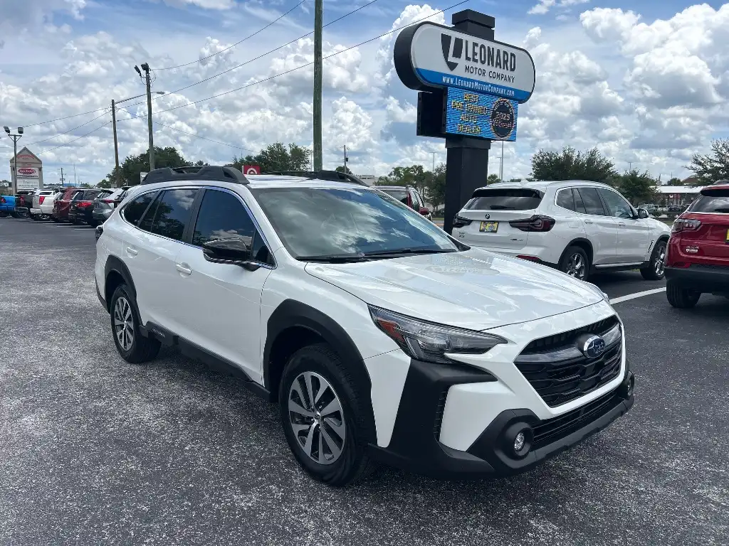 2025 Subaru Outback Premium's photo