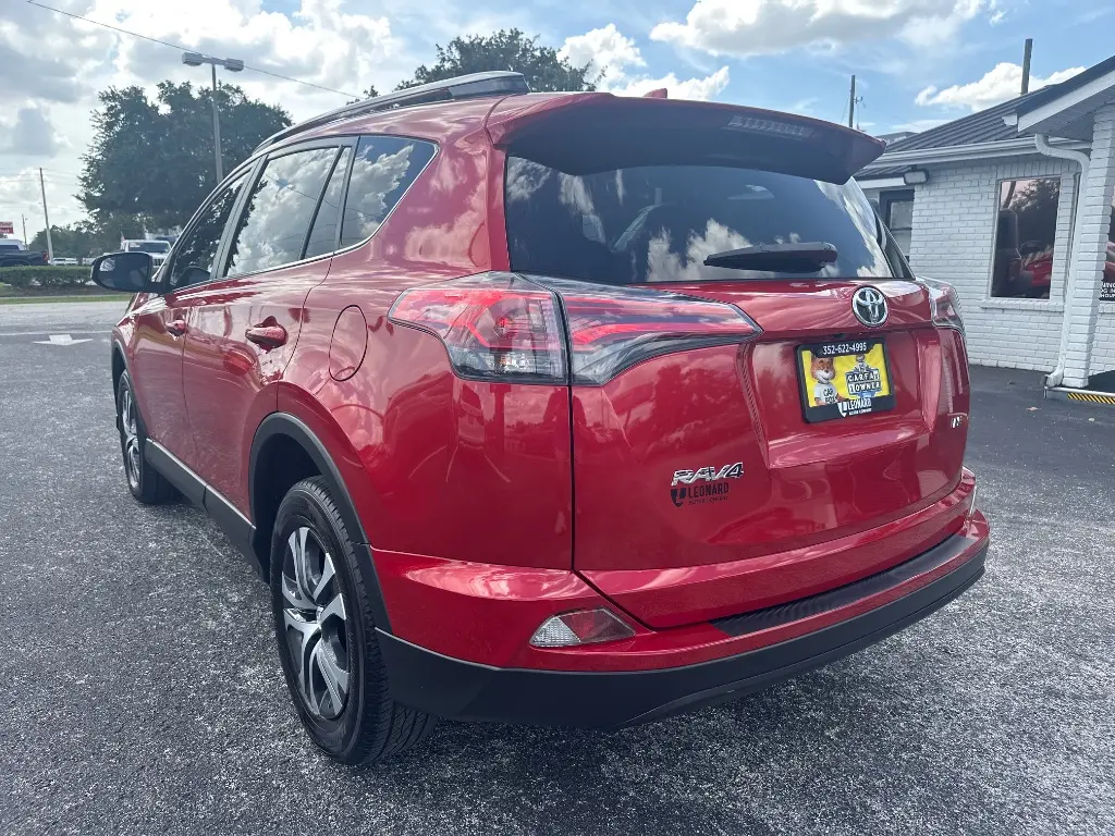 2017 Toyota RAV4 LE photo 5