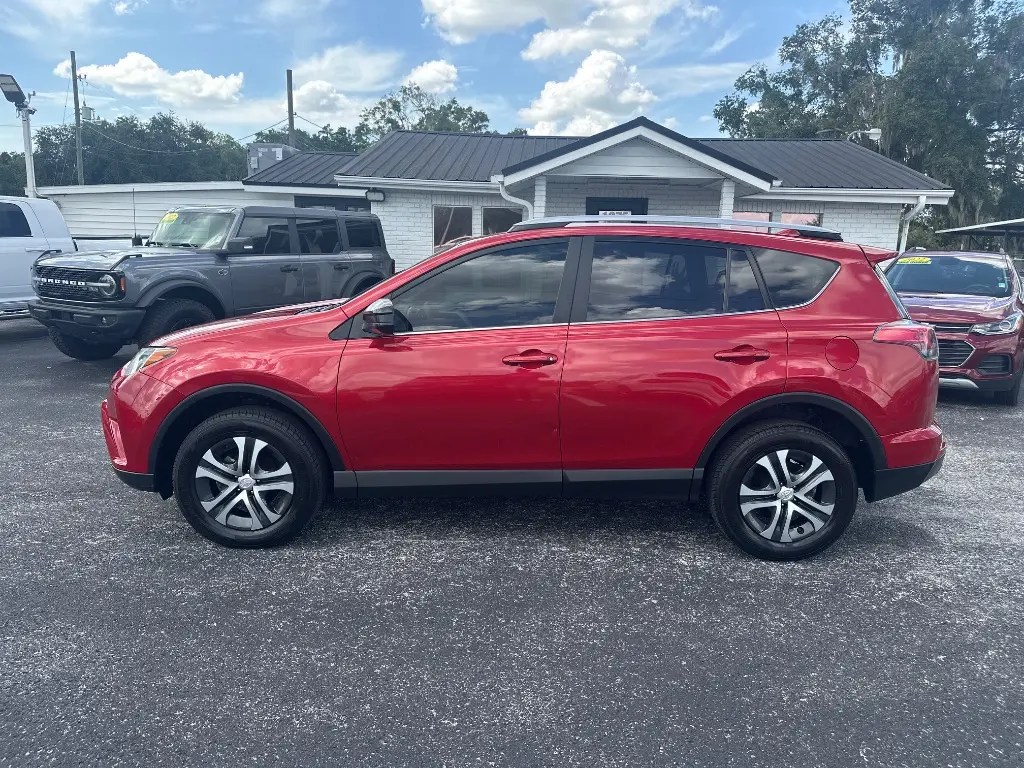2017 Toyota RAV4 LE photo 4