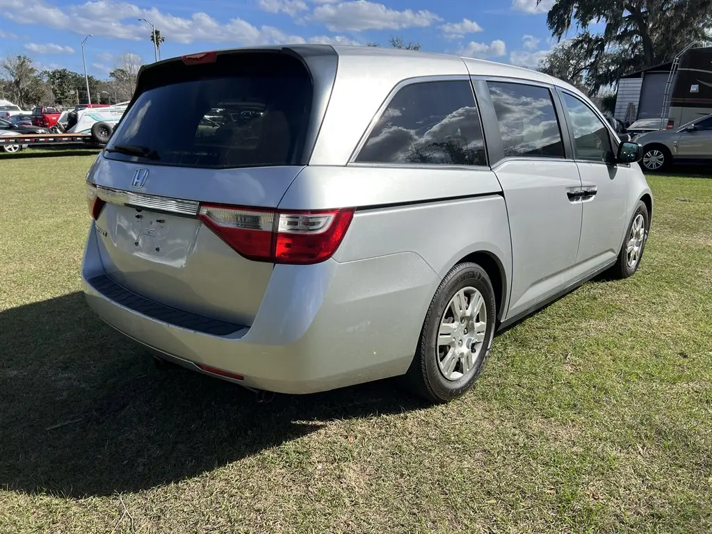 2013 Honda Odyssey LX photo 4