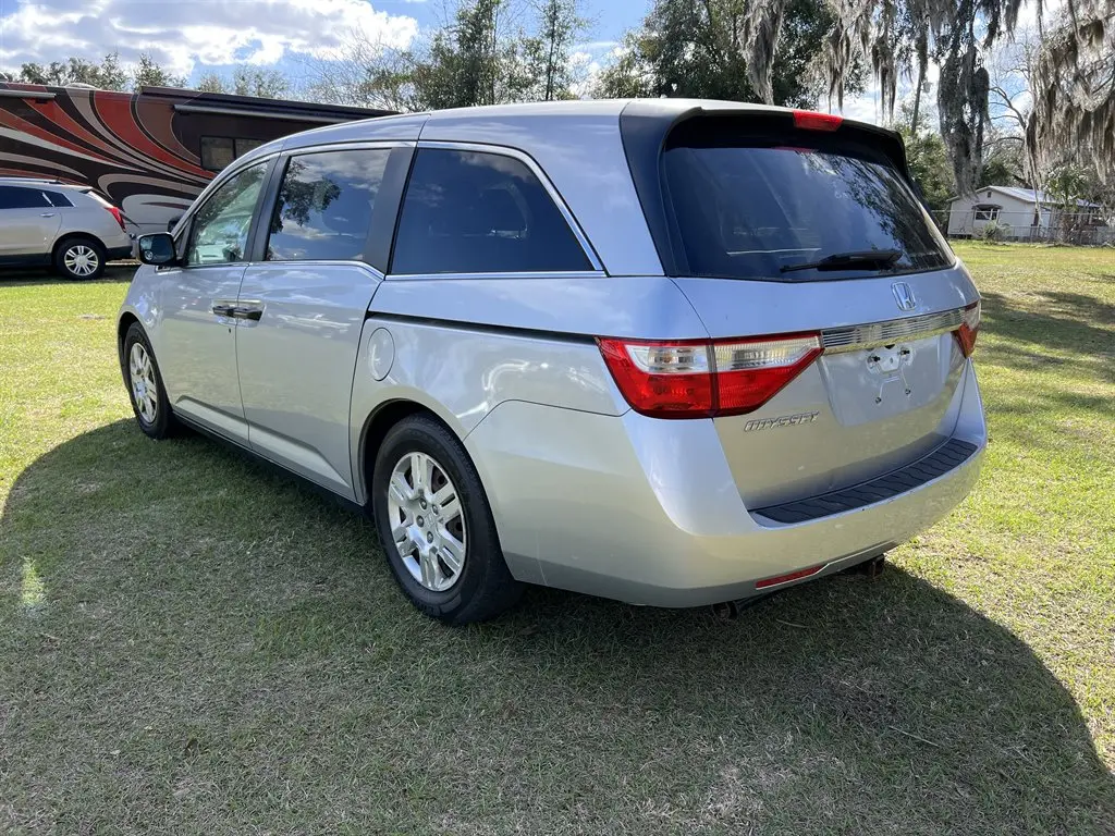 2013 Honda Odyssey LX photo 3