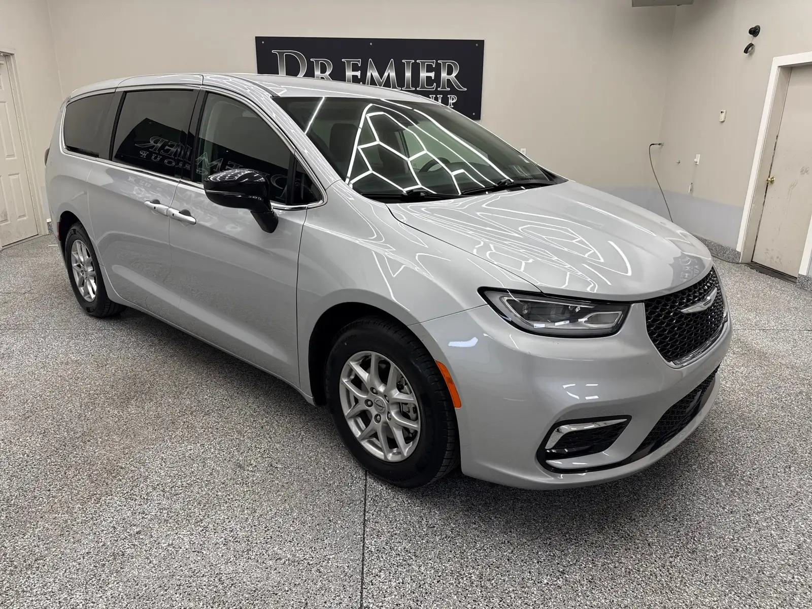 2024 Chrysler Pacifica Touring L's photo