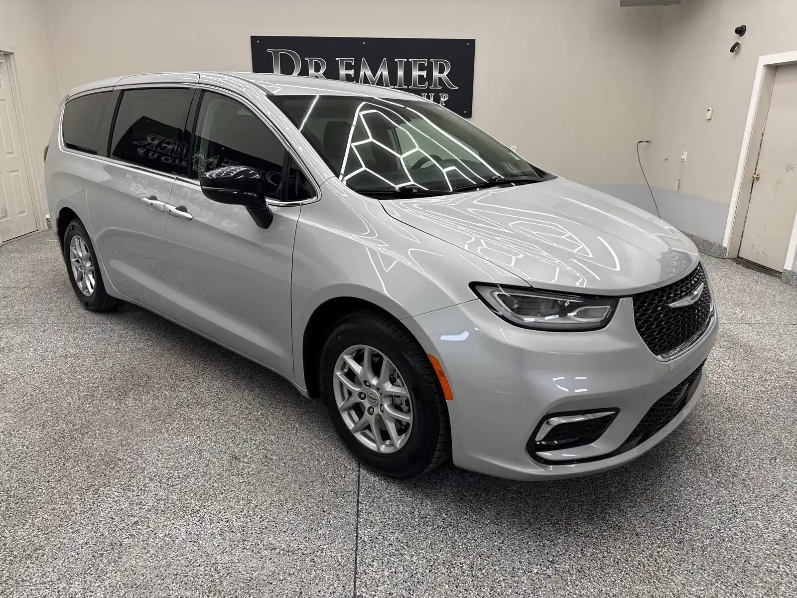 2024 Chrysler Pacifica Touring L's photo