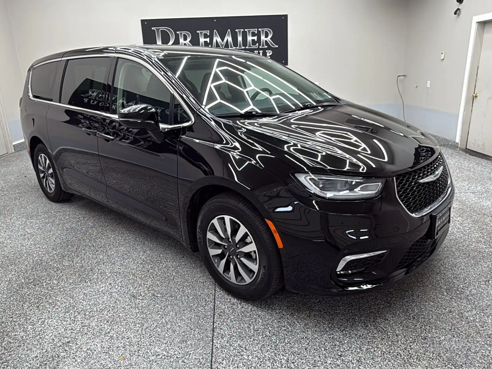 2024 Chrysler Pacifica Hybrid Select PHEV's photo