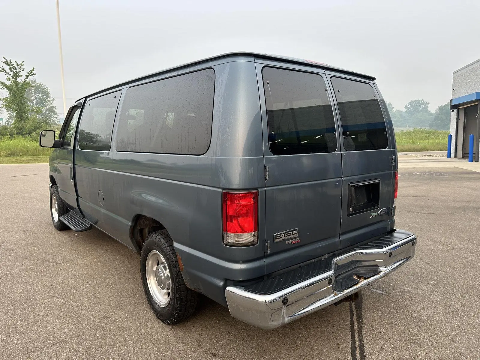 2013 Ford E-Series E-150 XLT photo 3
