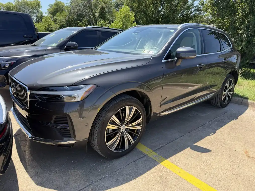 2023 Volvo XC60 B5 Plus Bright Theme AWD's photo
