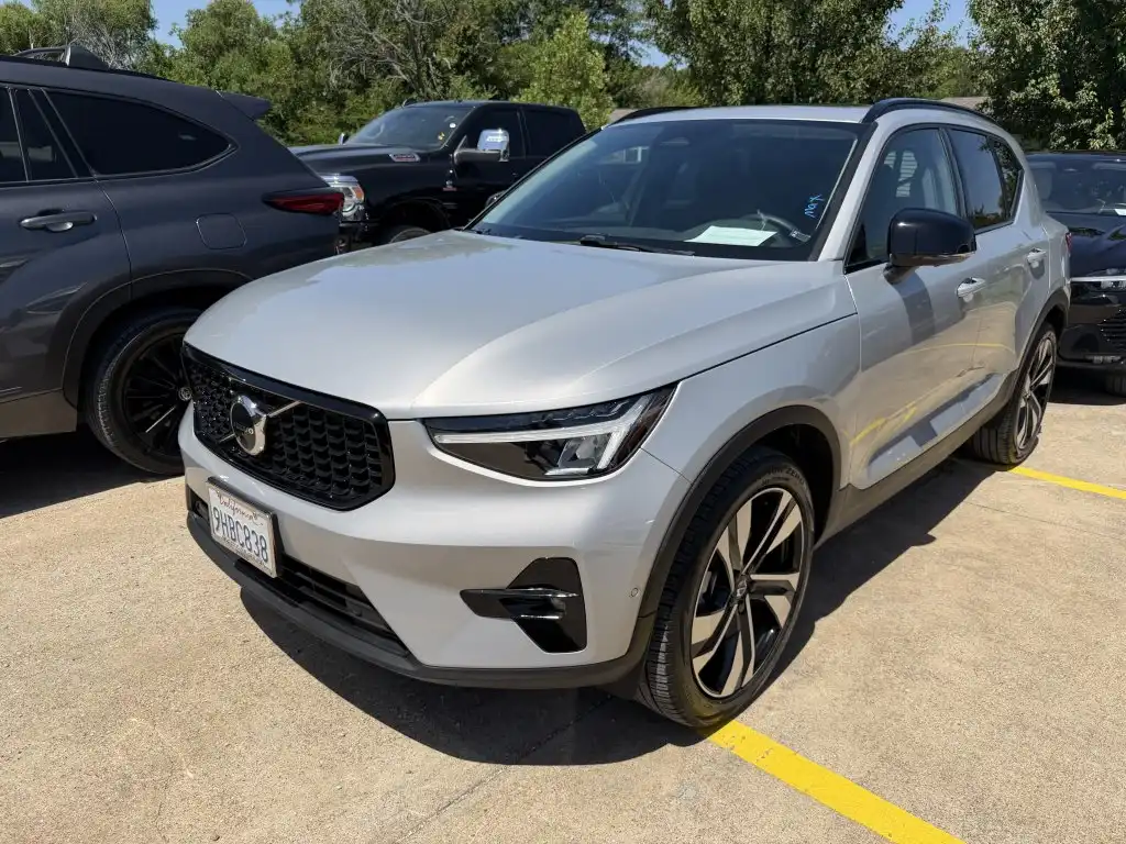 2023 Volvo XC40 B5 Ultimate Dark AWD's photo