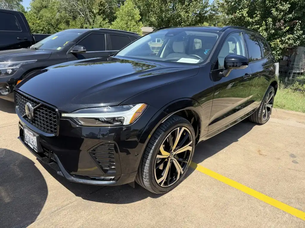 2023 Volvo XC60 B5 Ultimate Dark Theme AWD's photo