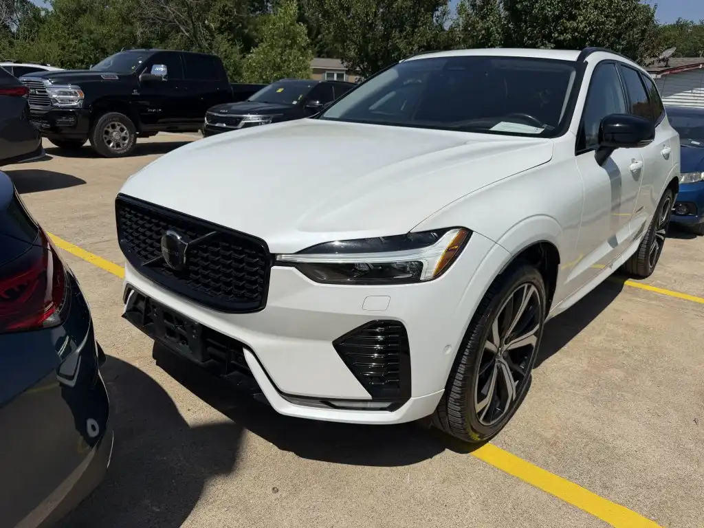 2024 Volvo XC60 B5 Ultimate Dark Theme AWD's photo