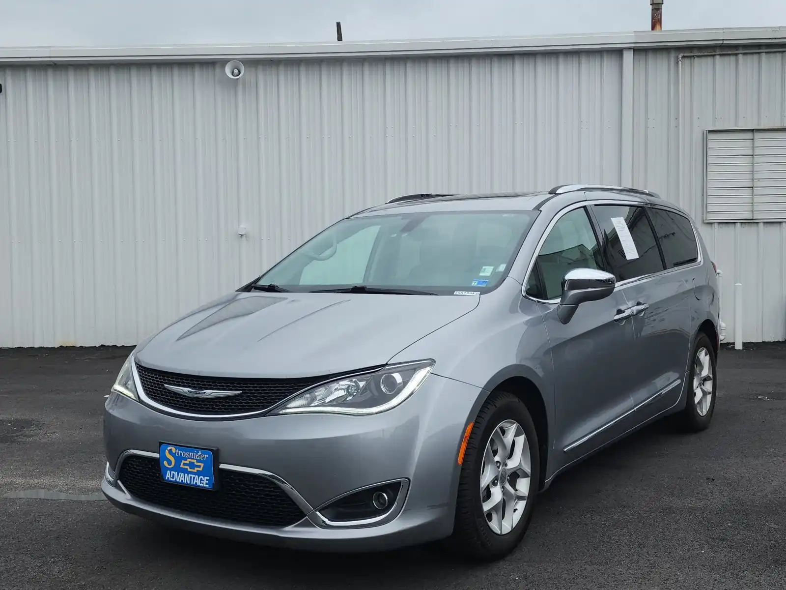 2020 Chrysler Pacifica Limited's photo