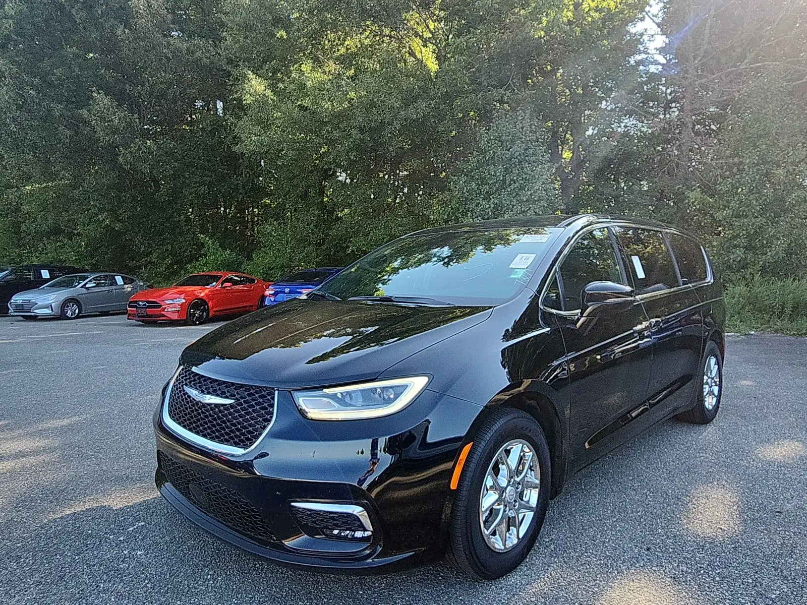 2026 Chrysler Pacifica Select's photo