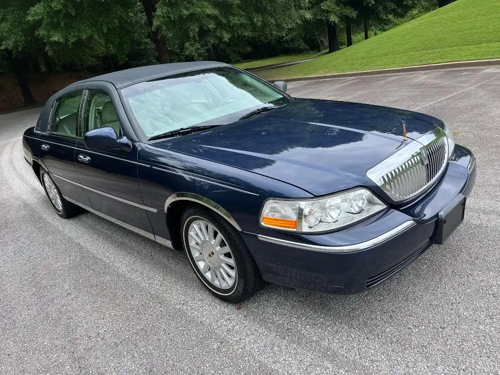2004 Lincoln Town Car Signature's photo