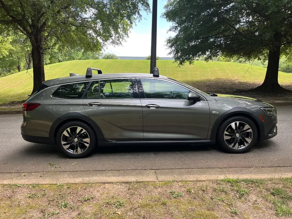 2018 Buick Regal Essence AWD photo 5
