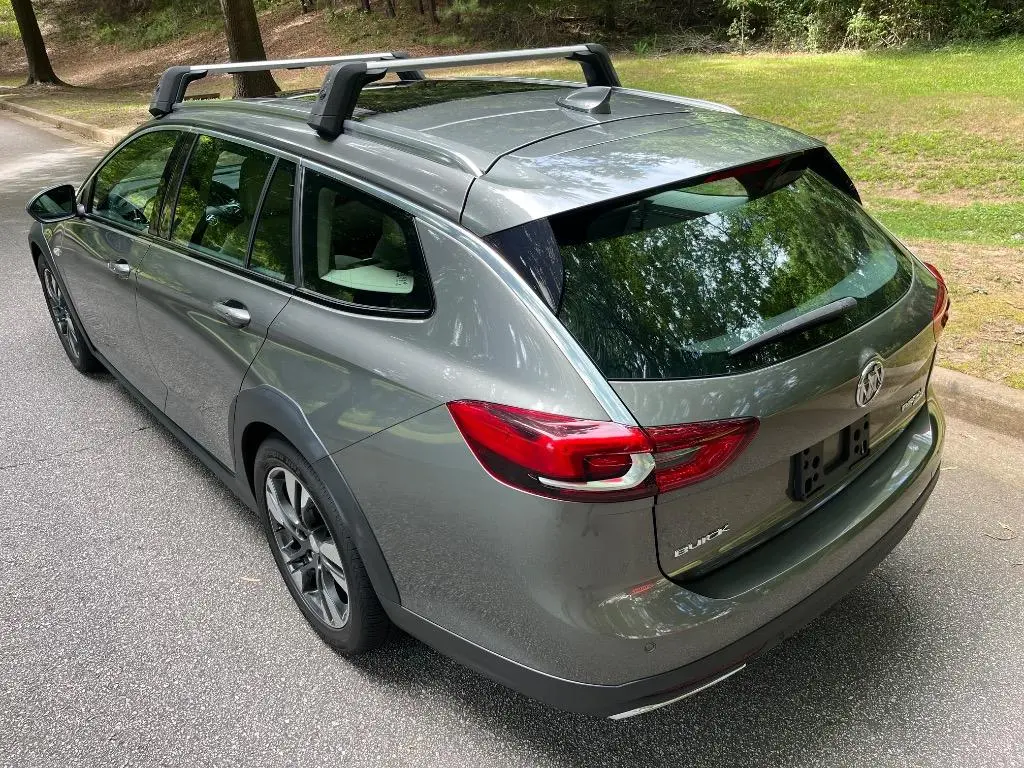 2018 Buick Regal Essence AWD photo 3