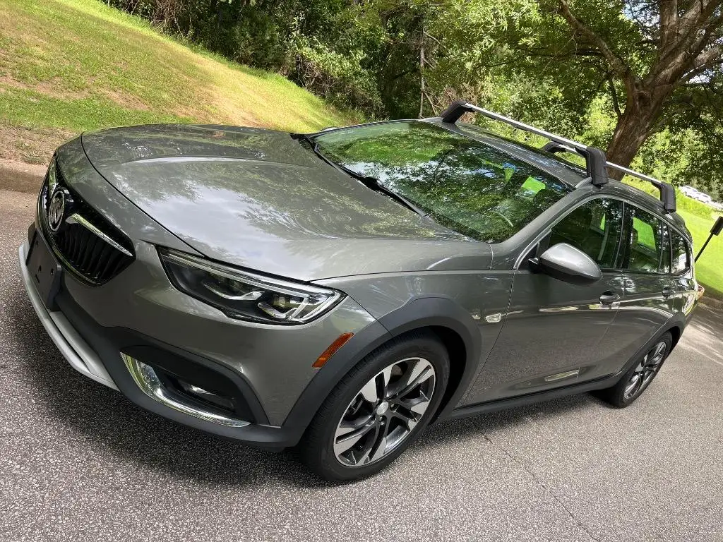 2018 Buick Regal Essence AWD photo 1