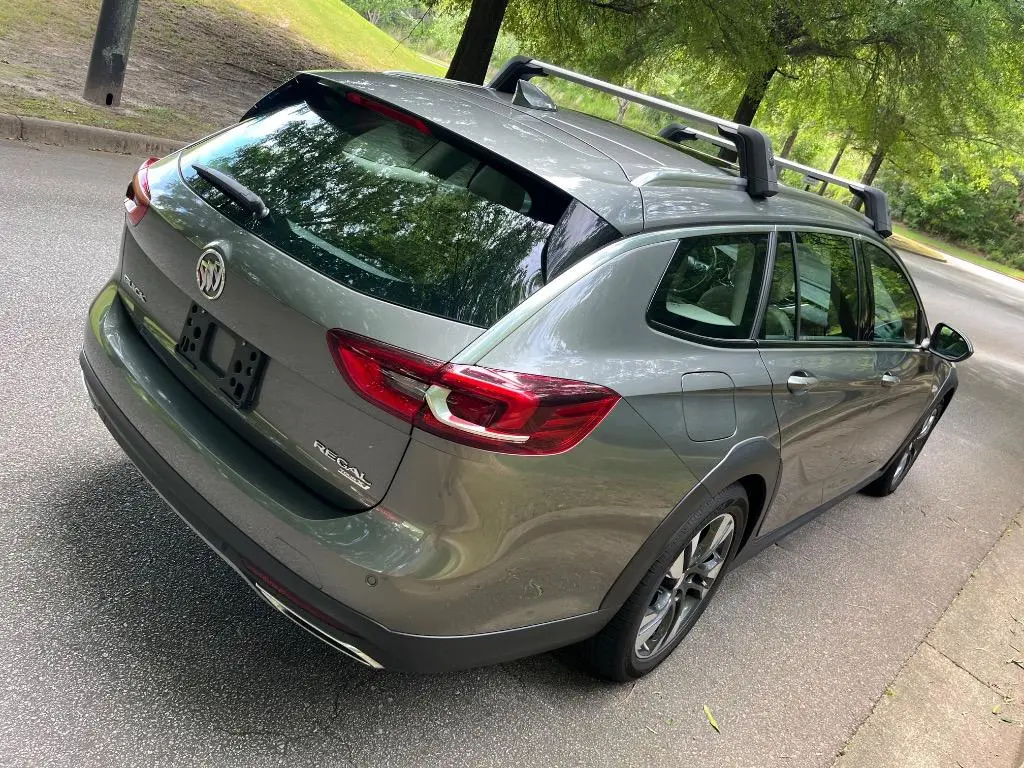 2018 Buick Regal Essence AWD photo 4