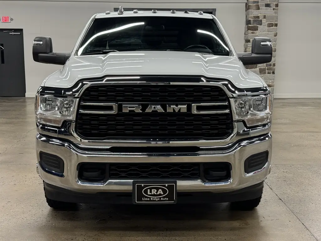 2024 RAM 3500 SLT 4X4 Crew Cab photo 3