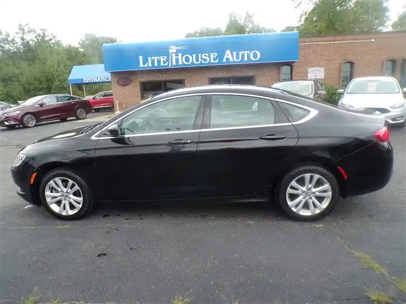 2017 Chrysler 200 Touring's photo