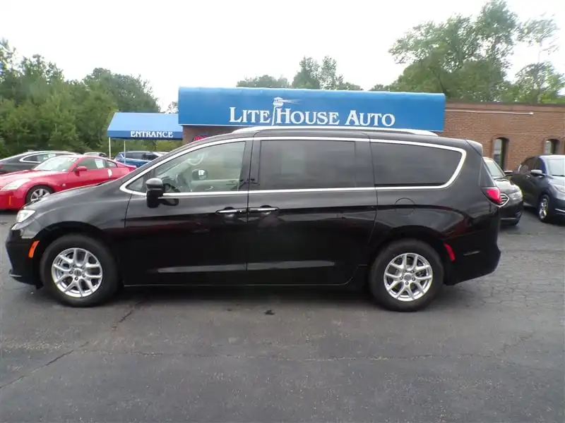 2021 Chrysler Pacifica Touring L's photo