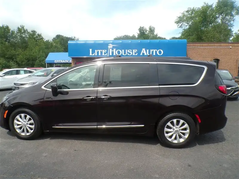 2017 Chrysler Pacifica Touring-L's photo