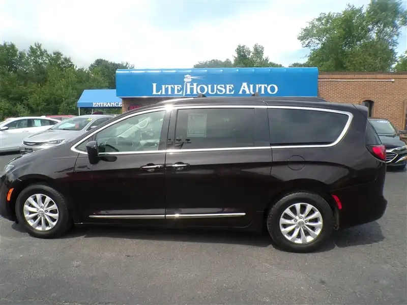 2017 Chrysler Pacifica Touring-L's photo
