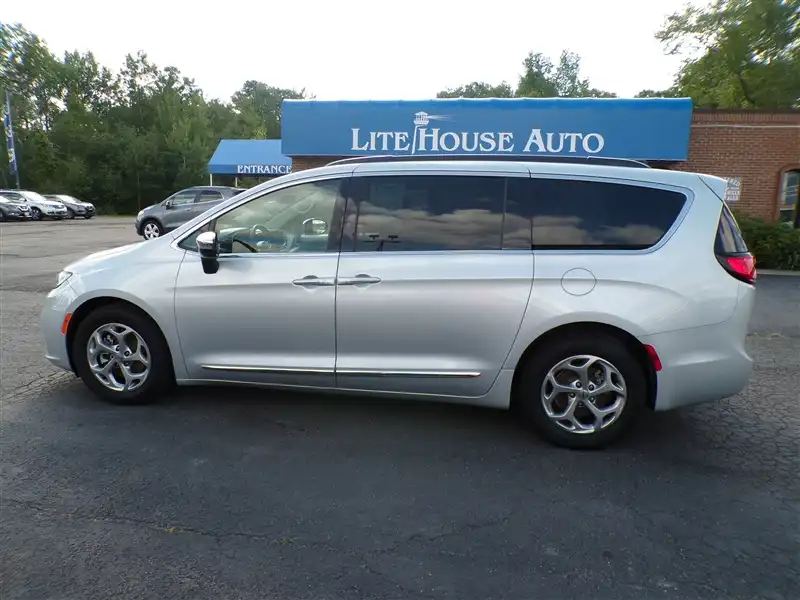 2023 Chrysler Pacifica Limited's photo
