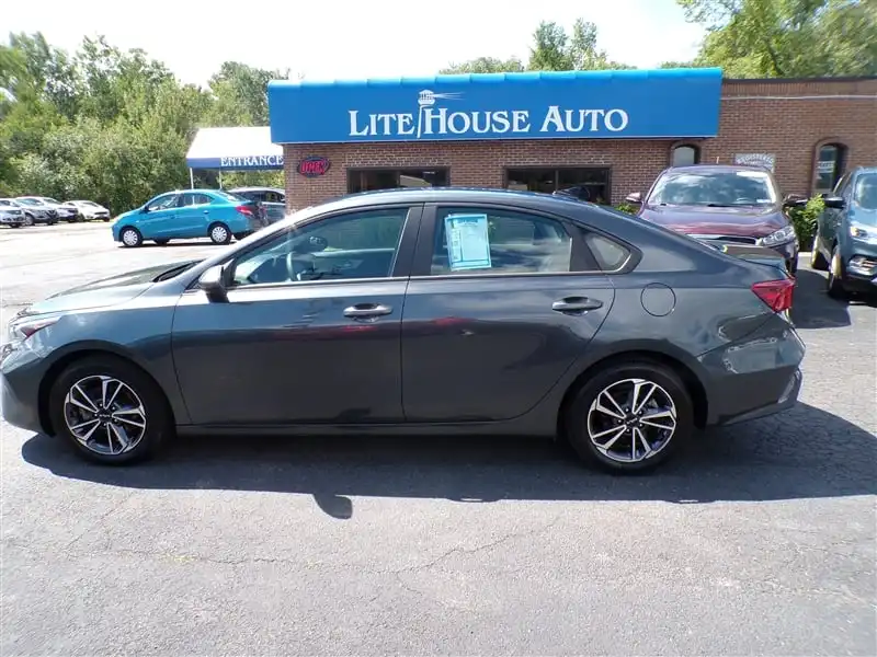 2023 Kia Forte LXS Auto's photo