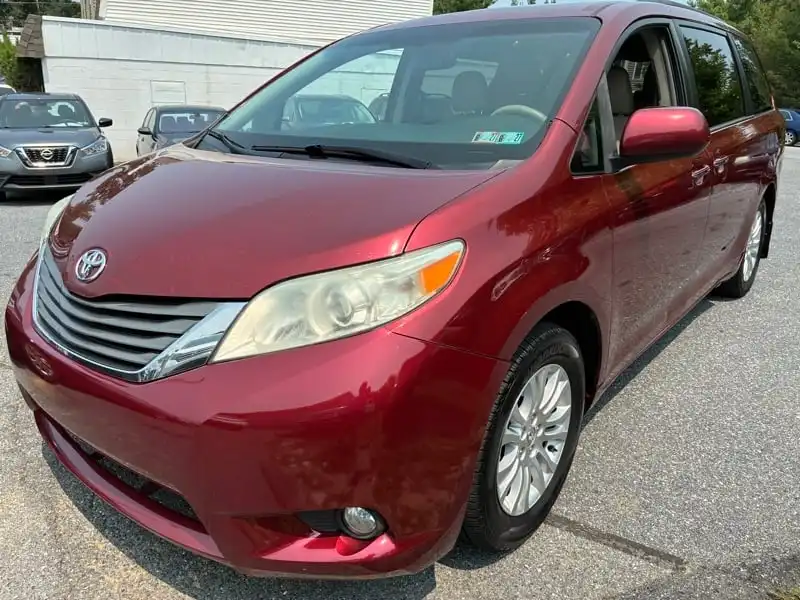 2012 Toyota Sienna XLE V6 8-Passenger's photo